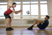 Goran: Kopfball mit Crunches und Ball Goran: Kopfball mit Crunches und Ball